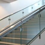 Escaleras con pasamanos o barandillas