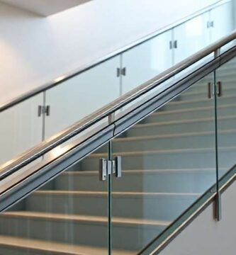 Escaleras con pasamanos o barandillas