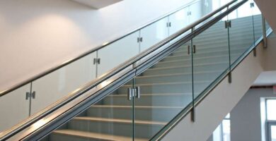 Escaleras con pasamanos o barandillas