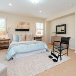 Mobiclinic®, Silla con WC, Con tapa, Ruedas para fácil transporte, Sistema de frenado, Reposapiés abatibles y extraíbles, Inodoro extraíble, Reposabrazos y asiento acolchados y abatibles