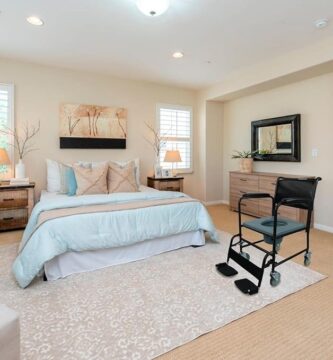 Mobiclinic®, Silla con WC, Con tapa, Ruedas para fácil transporte, Sistema de frenado, Reposapiés abatibles y extraíbles, Inodoro extraíble, Reposabrazos y asiento acolchados y abatibles